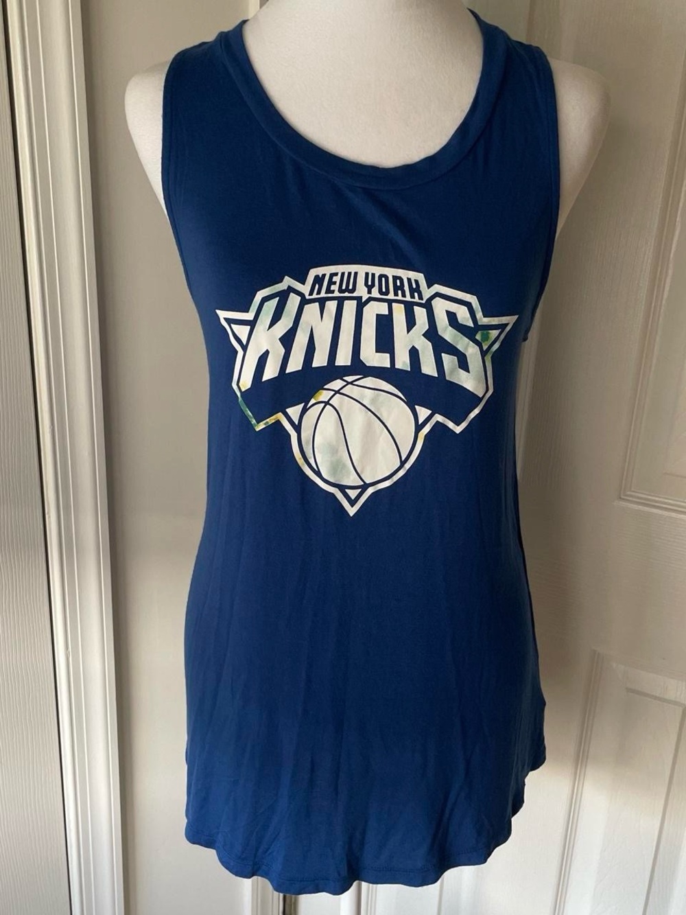New Era New York Knicks Blue Graphic Tank Top women’s medium
